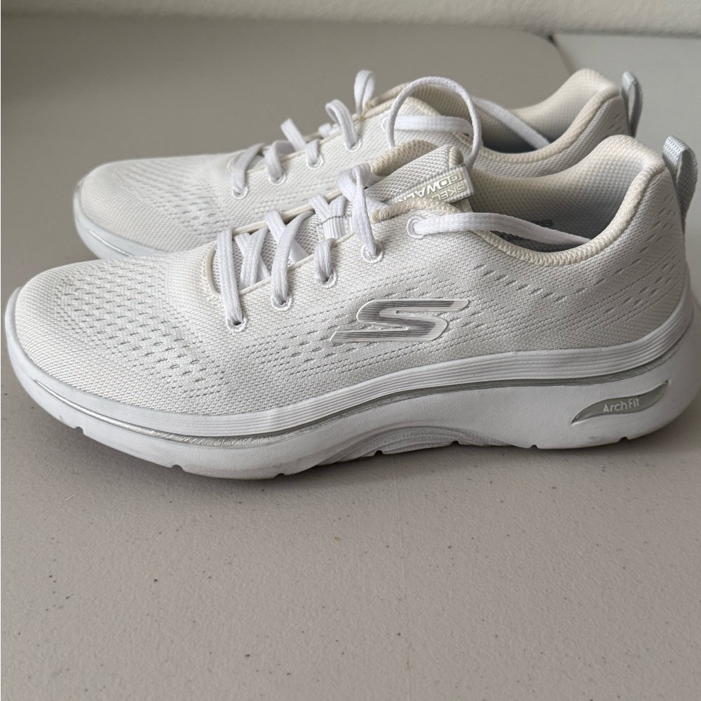 Skechers Women's Cream Arch Fit Sneakers Go Walk